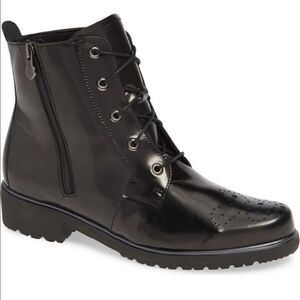 Munro  leather upper/ lining lightweight ankle lace up Booties size 7N in brown